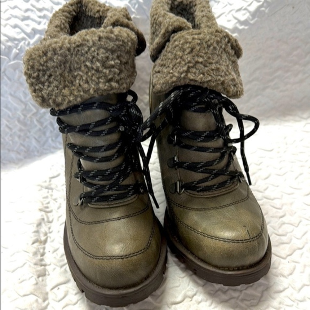 Mudd Ridge grey faux fur trim chunky heel ankle boots.